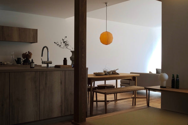 庭を眺める柔らかな雰囲気の大空間