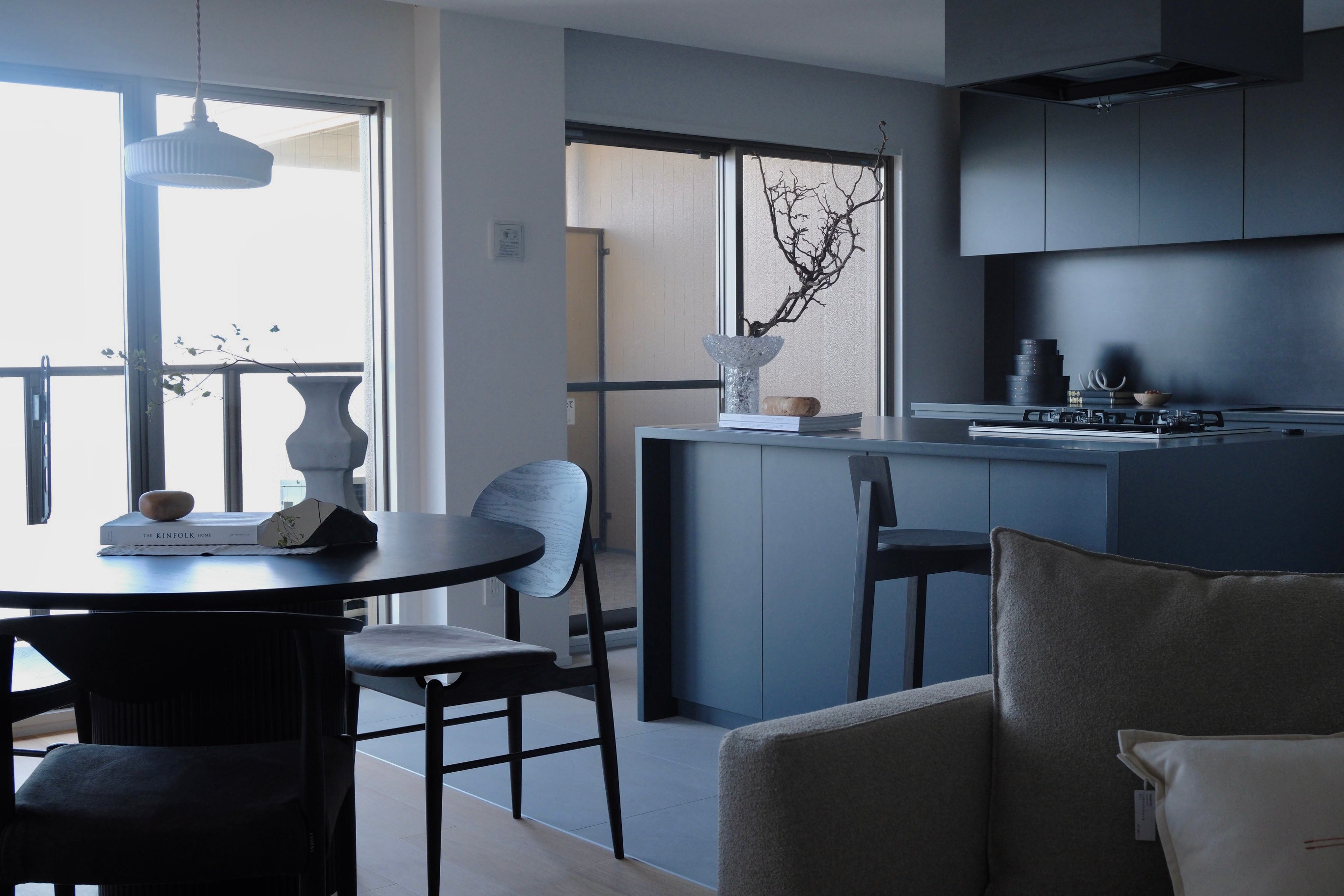 軽やかな黒の家