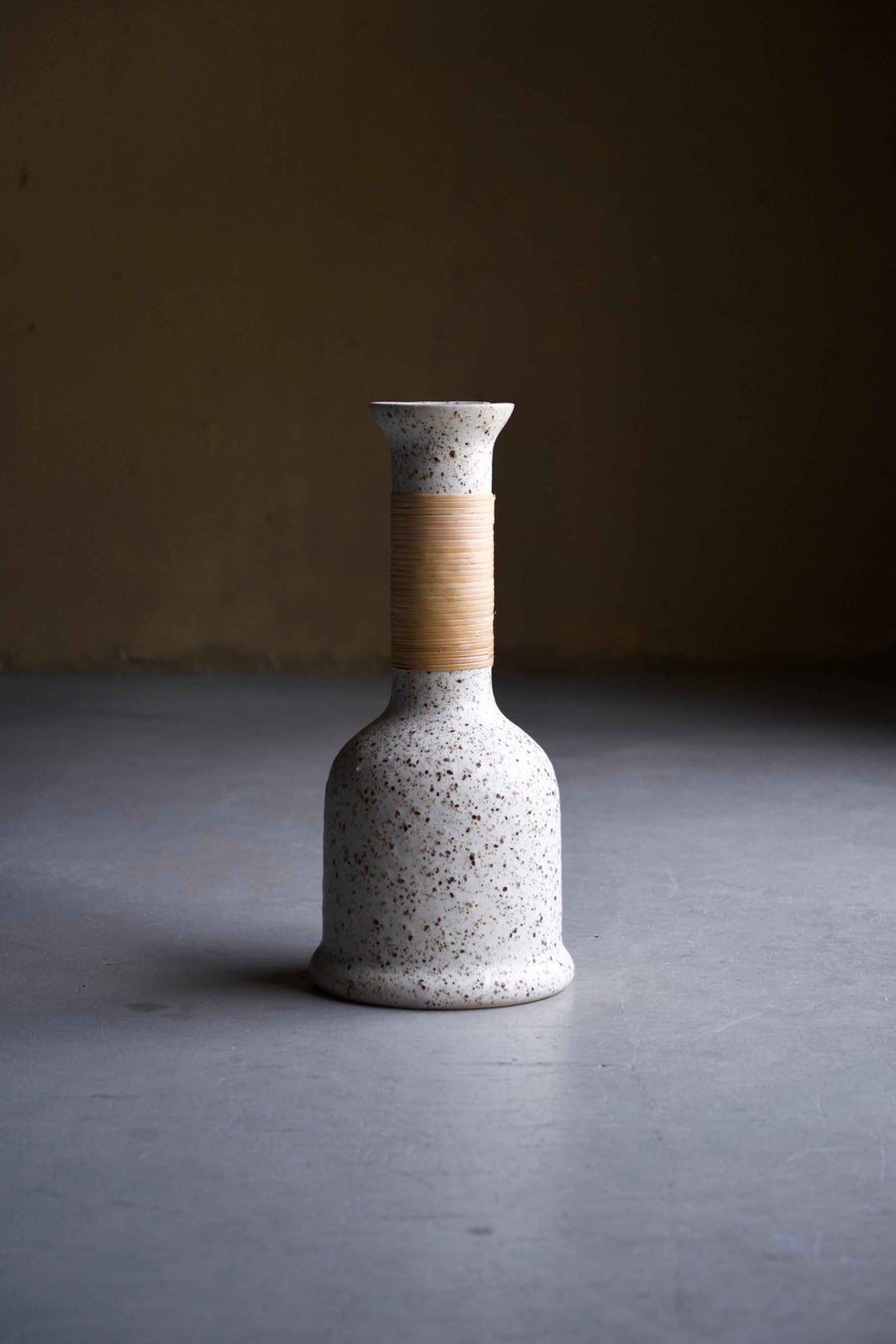 JUGLING VASE | sand