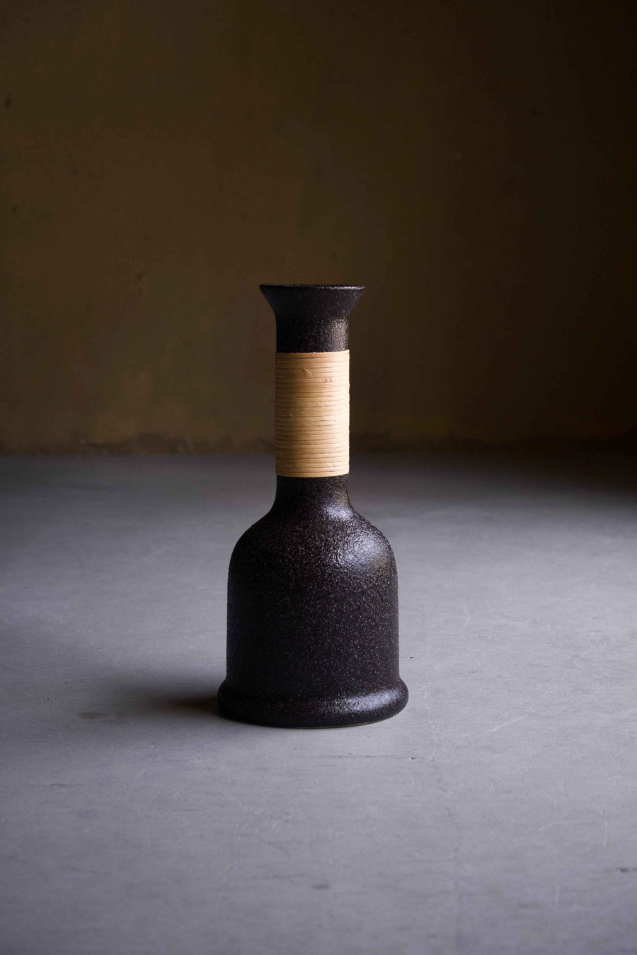 JUGLING VASE | sand black
