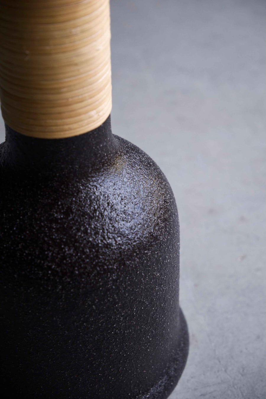 JUGLING VASE | sand black