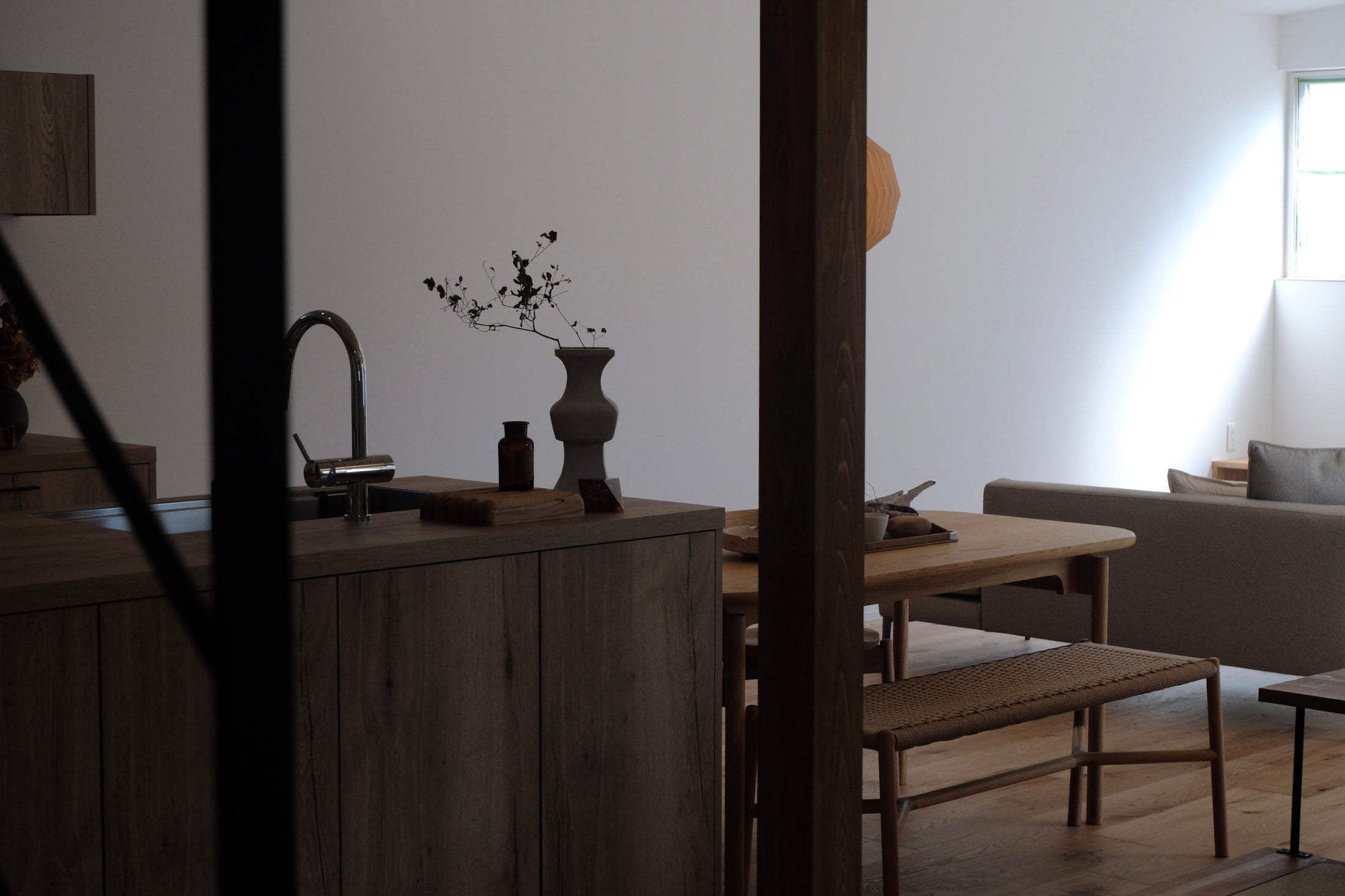 A large space with a soft atmosphere overlooking the garden 