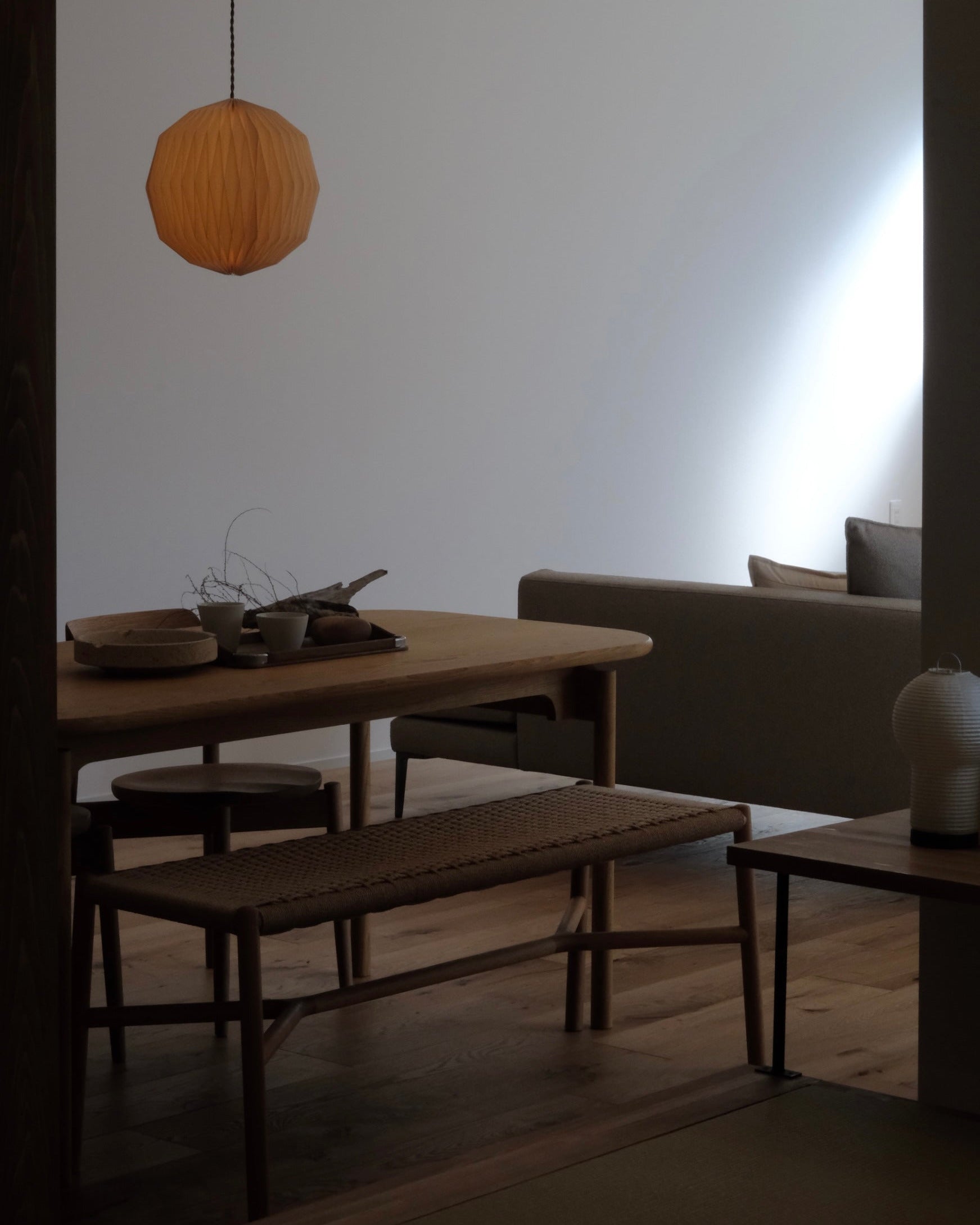 A large space with a soft atmosphere overlooking the garden 
