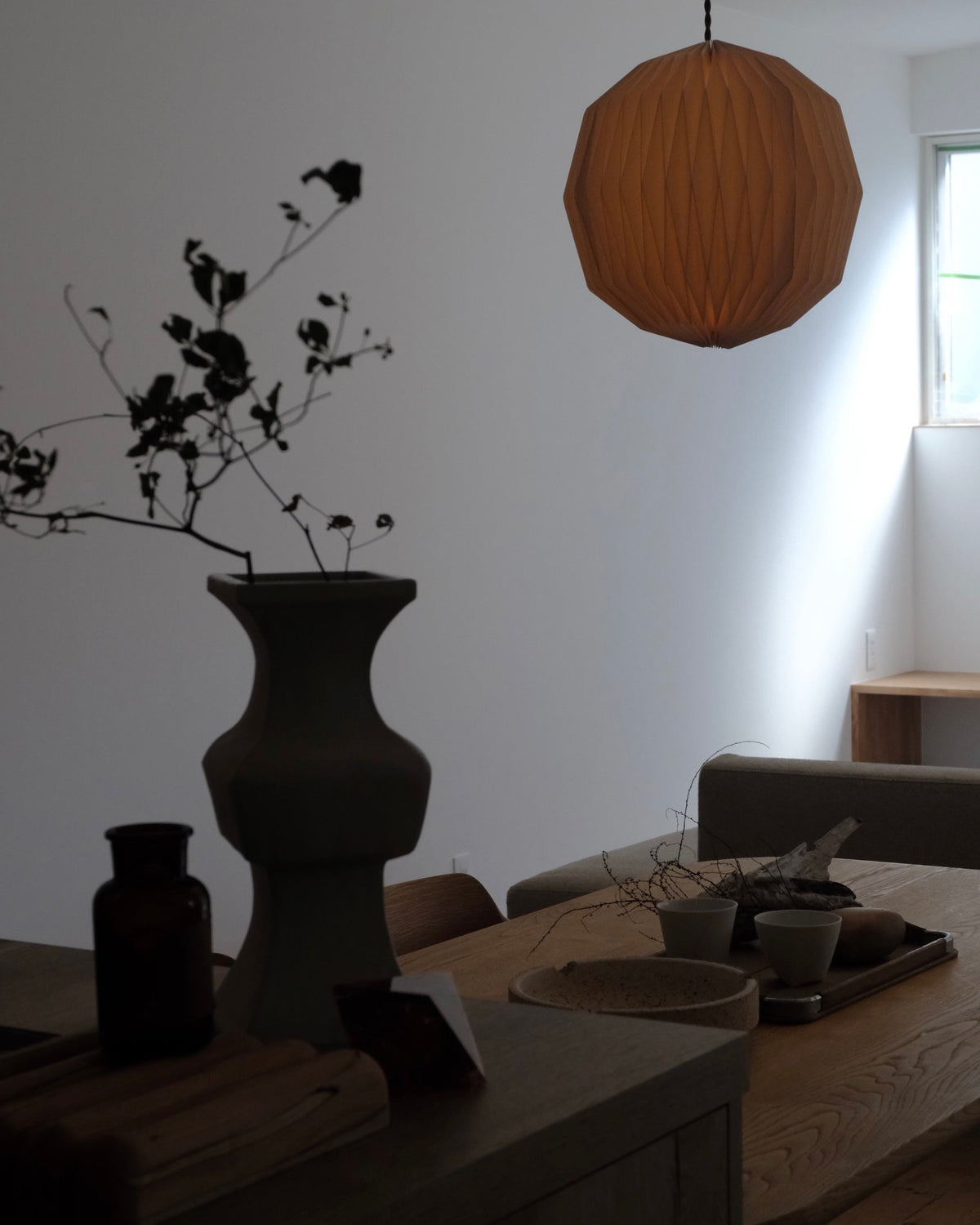 A large space with a soft atmosphere overlooking the garden 