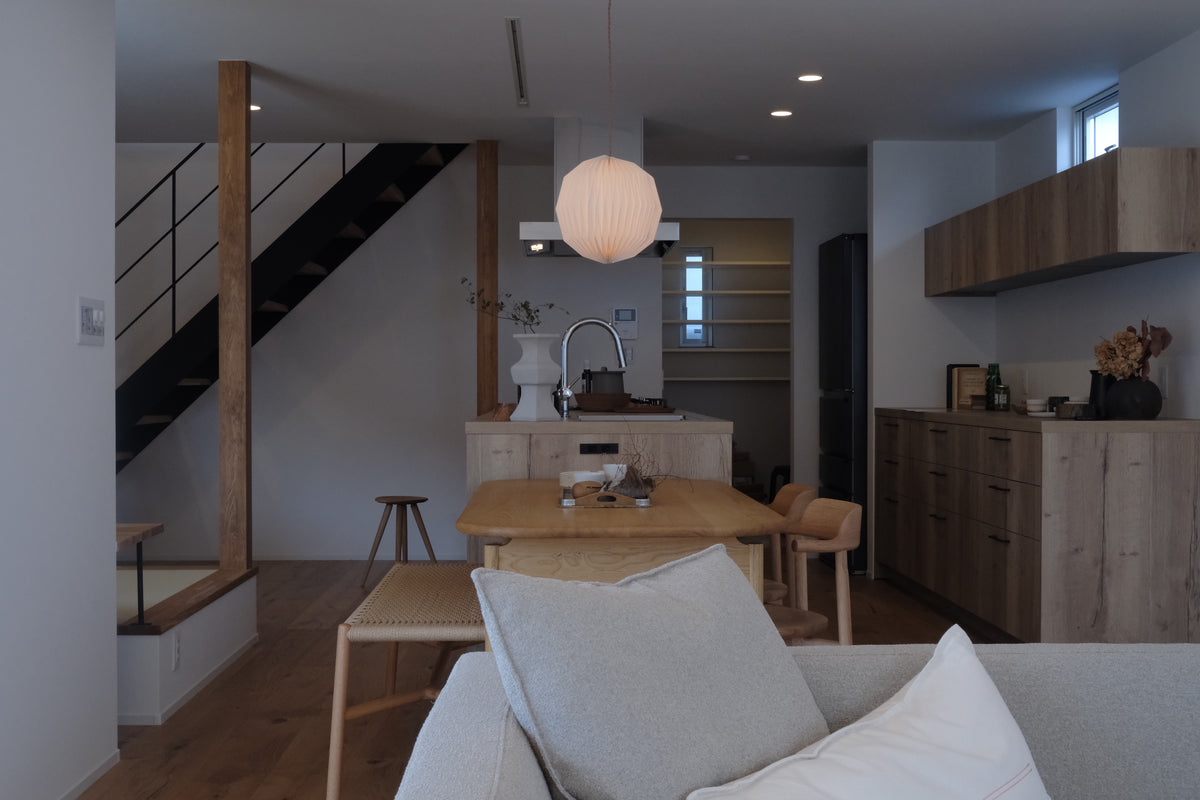 A large space with a soft atmosphere overlooking the garden 