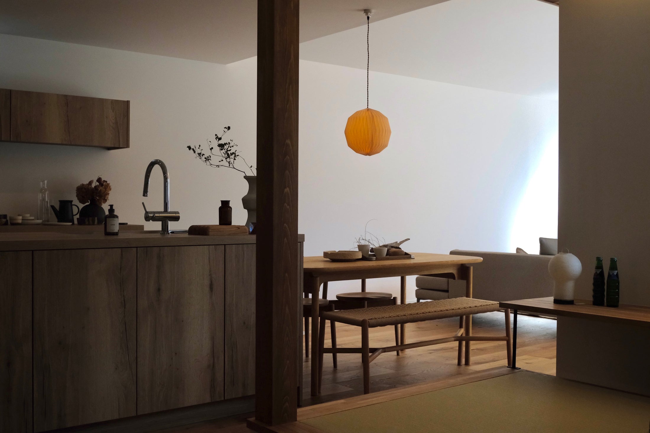 A large space with a soft atmosphere overlooking the garden 