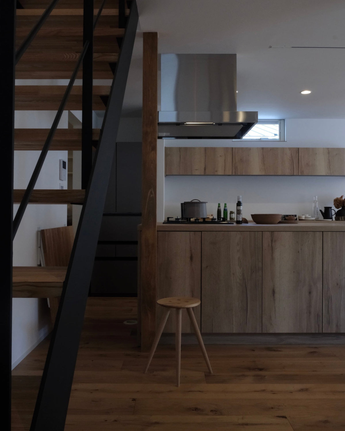 A large space with a soft atmosphere overlooking the garden 